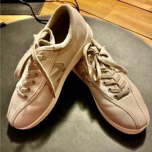 Tretorn tennis shoes 7.5